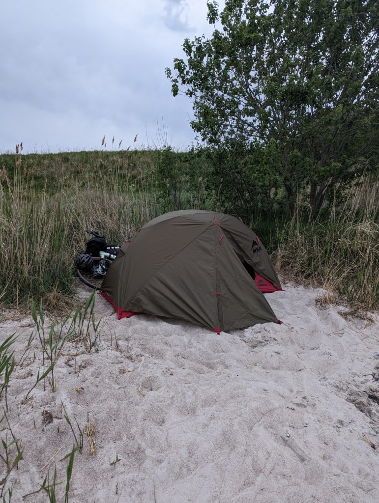 Zelt am Strand zwischen Schilf