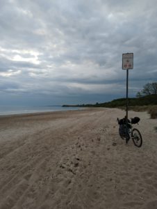 Einsames Fahrrad am Strand