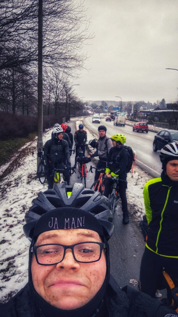Peloton auf Landstraße in Dänemark im Schnee