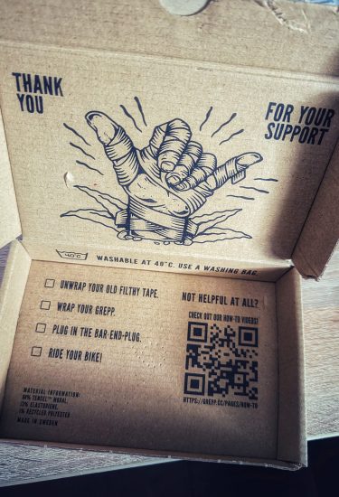 Innenansicht der Verpackung mit Kurzanleitung und QR-Code zum Anleitungsvideo